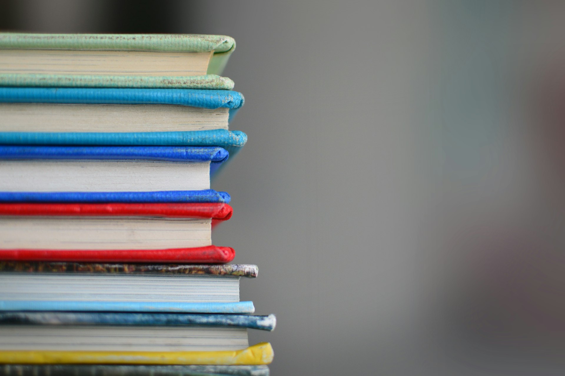 Стопка книг і довідкових томів на столі